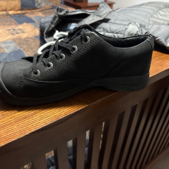 Men’s size 8 black keens - Picture 2 of 4